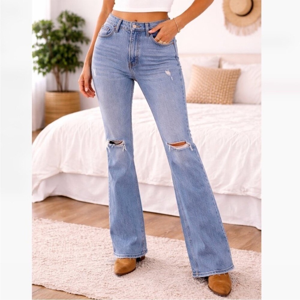 Wrangler Jeans Women's 10x32 HIgh Rise Bold Boot Light Wash Distressed